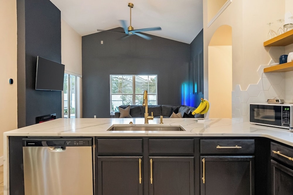 Bright Queen BR + Pool Retreat Near Disney