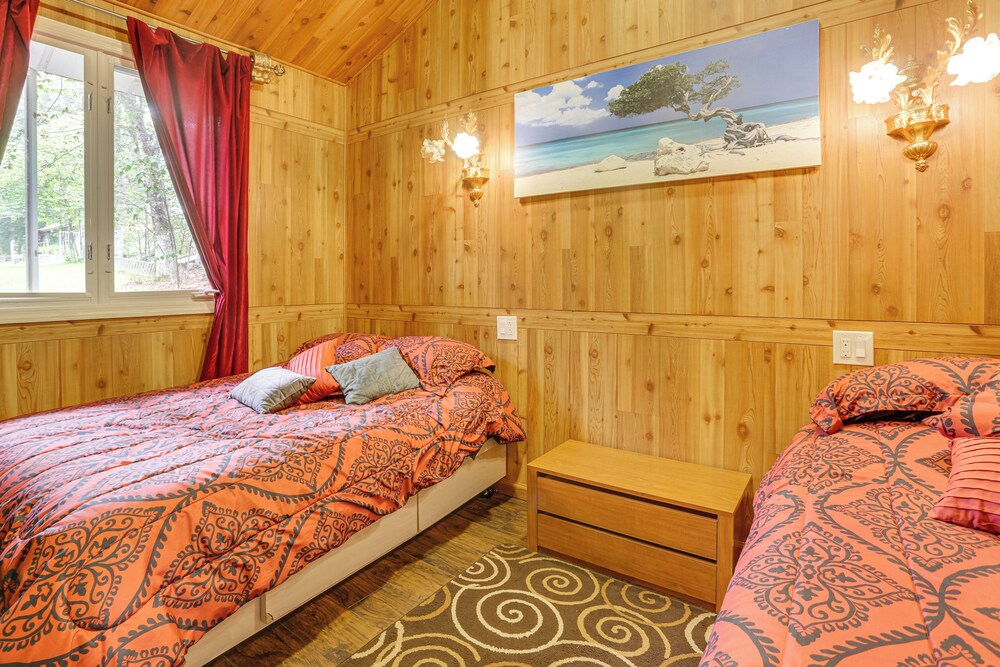 5 Mi to Monticello Raceway: Cabin w/ Pool Access!