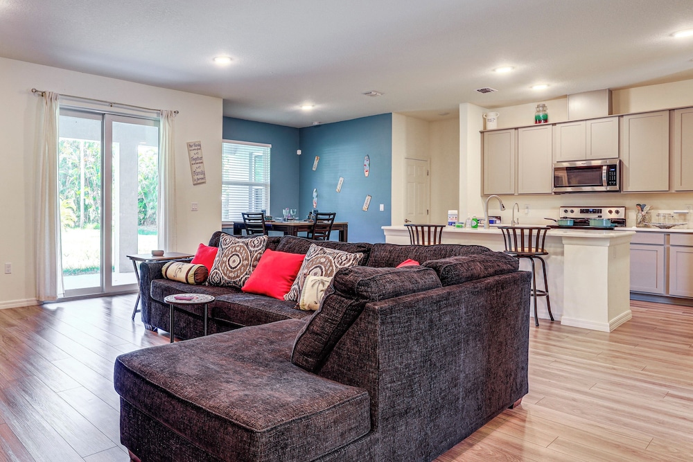 Spacious Home Near Dtwn Psl: Travel Nurses Welcome