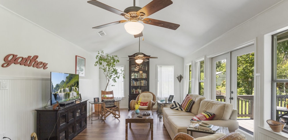 The Tire Swing - Modern 3BD - Gourmet Kitchen - Awesome Local - Image 4