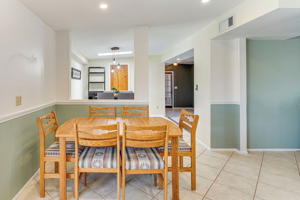 Near Catalina Hiking Trails: Mtn-view Home w/ Pool