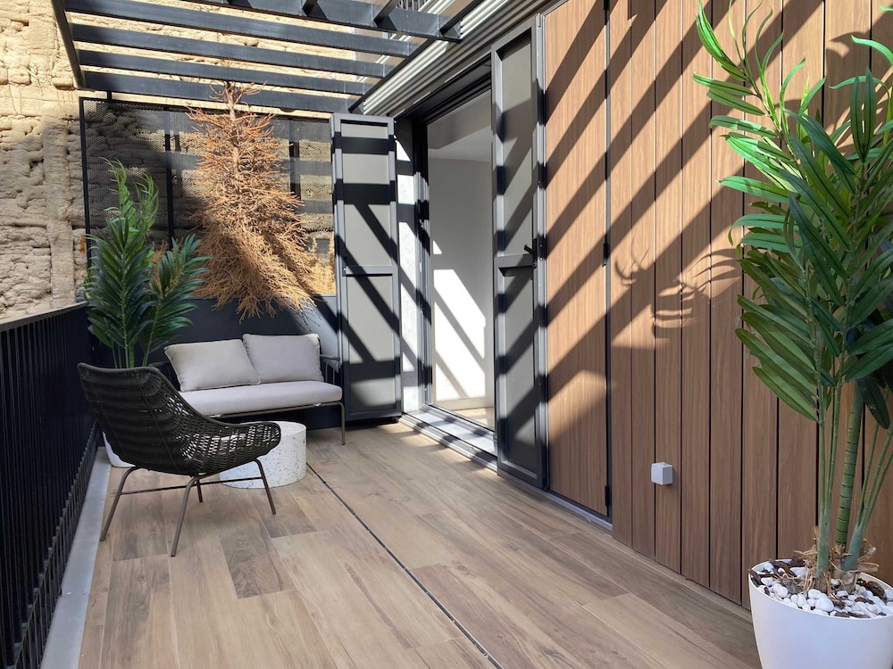 w Trendy 2BR w Sunny Terrace in Chueca