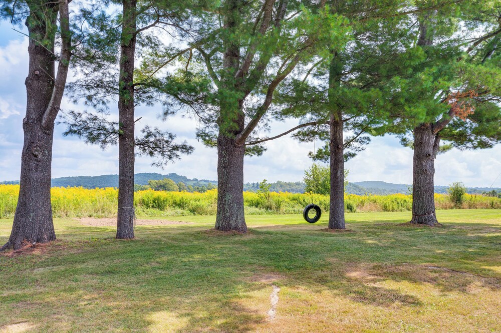 < 1 Mi to Lake: Mtn-view Cabin w/ Porch in Newport