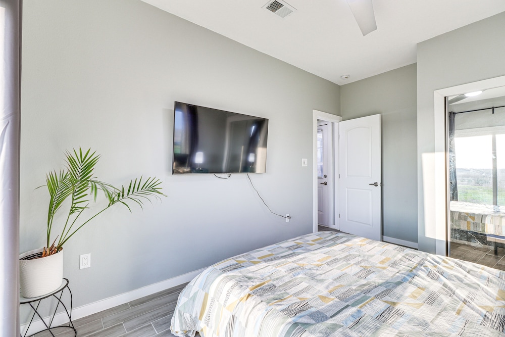 Modern Farmhouse in Del Valle: Rural Setting! view 5