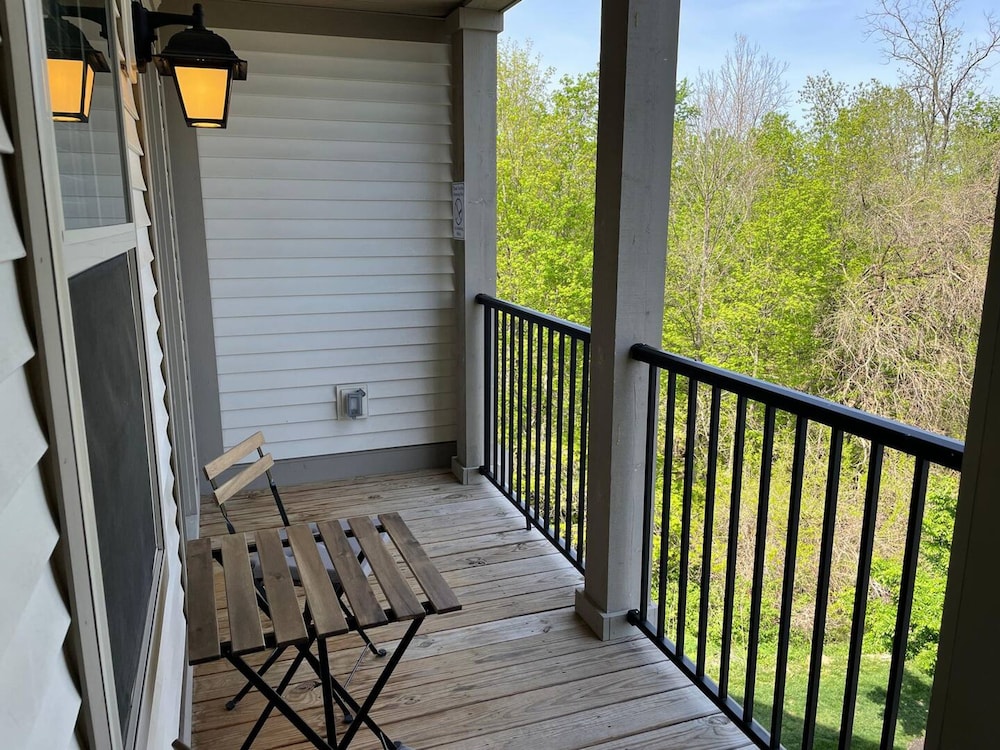 Peaceful Polaris Penthouse 2BR W D Balcony