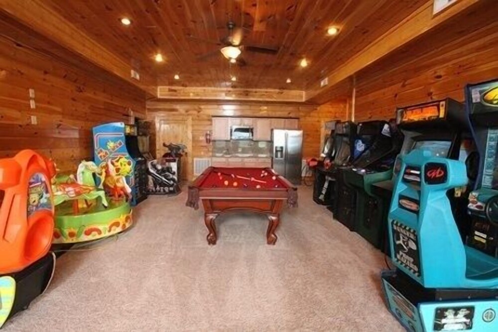 Serenity Mountain Pool 9 Br cabin by RedAwning