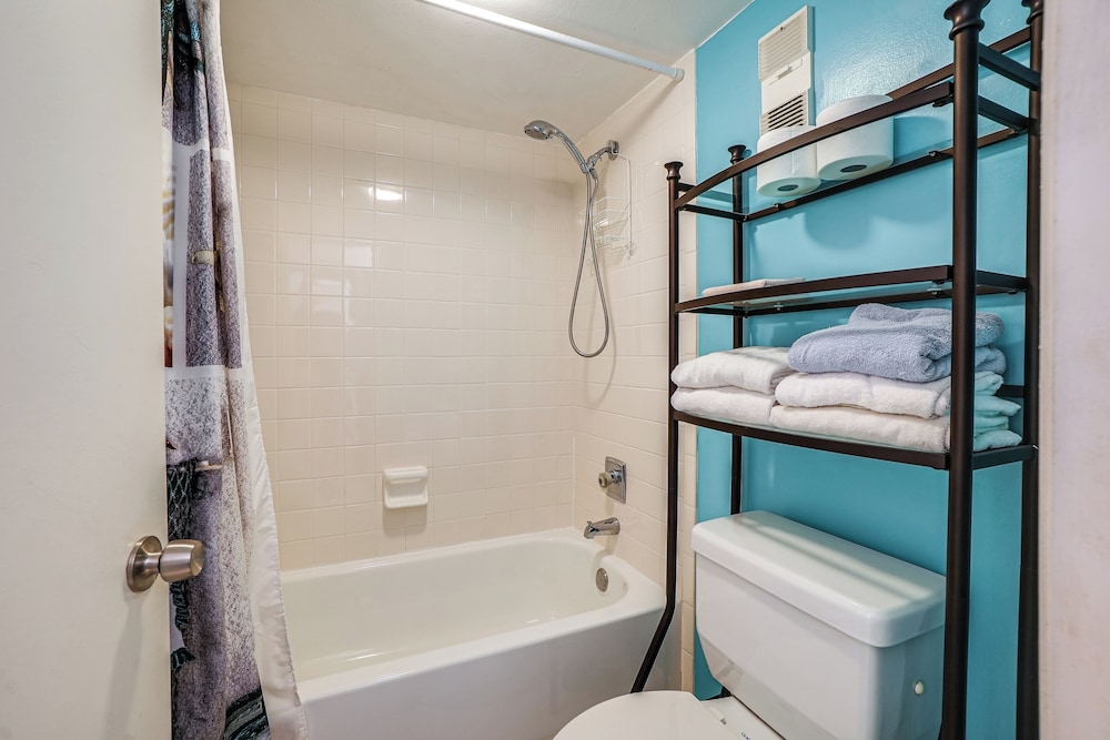 Pool Access & Waterfront Balcony: Hudson Condo!