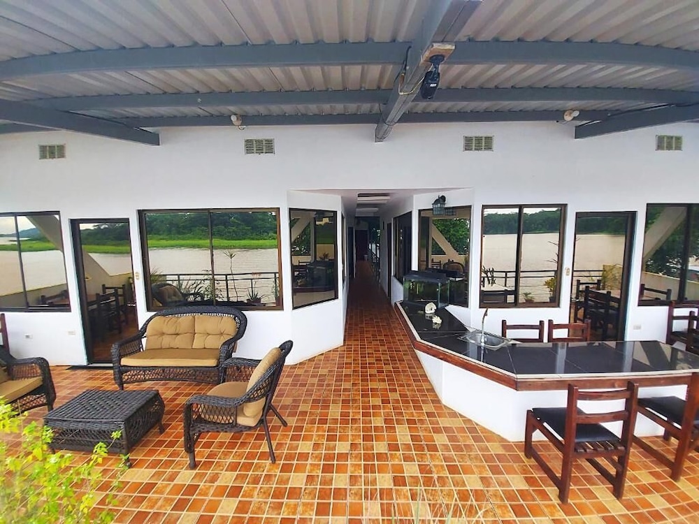 Tortuguero Adventures GuestHouse
