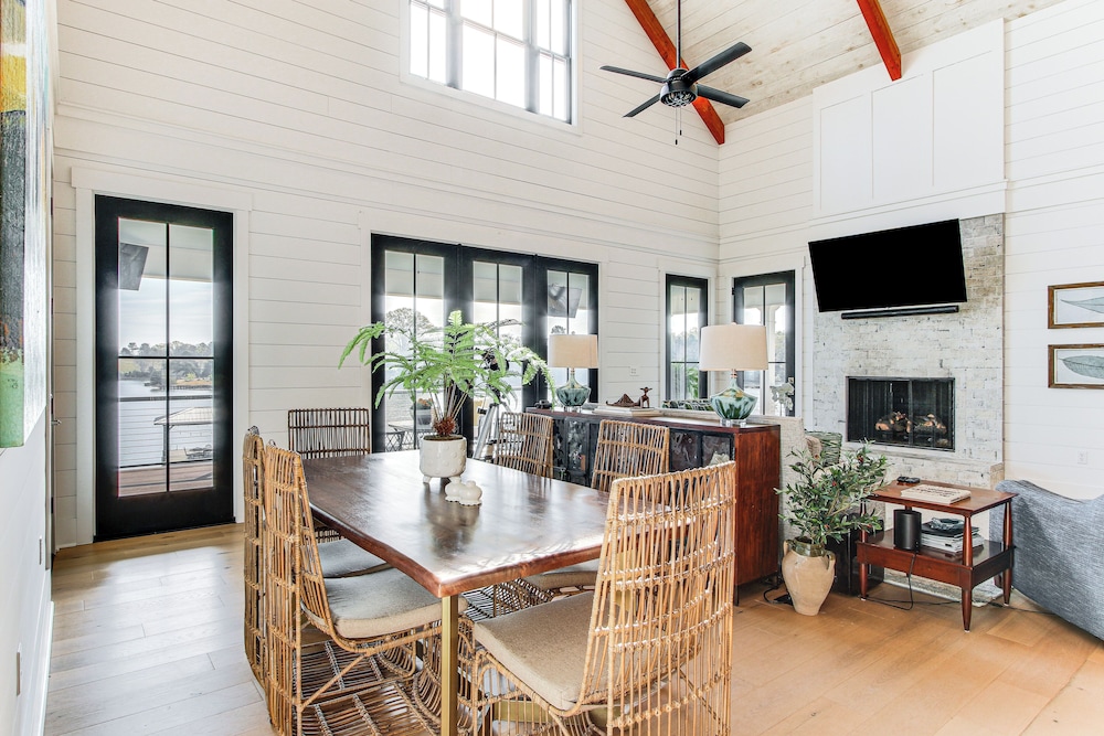Luxe Lake Greenwood Retreat: Dock & Deck!