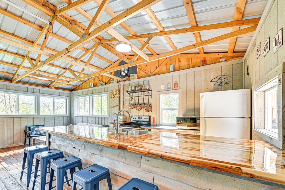 Secluded on 10 Acres: Livingston Getaway w/ Sauna!