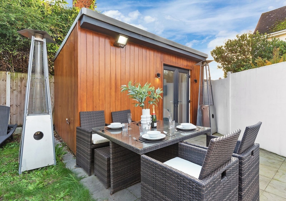 Spacious 4BR Home in Brentford, Free Parking