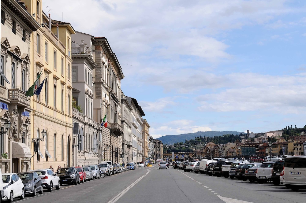 Charming Studio Apartment in Front of the Arno River