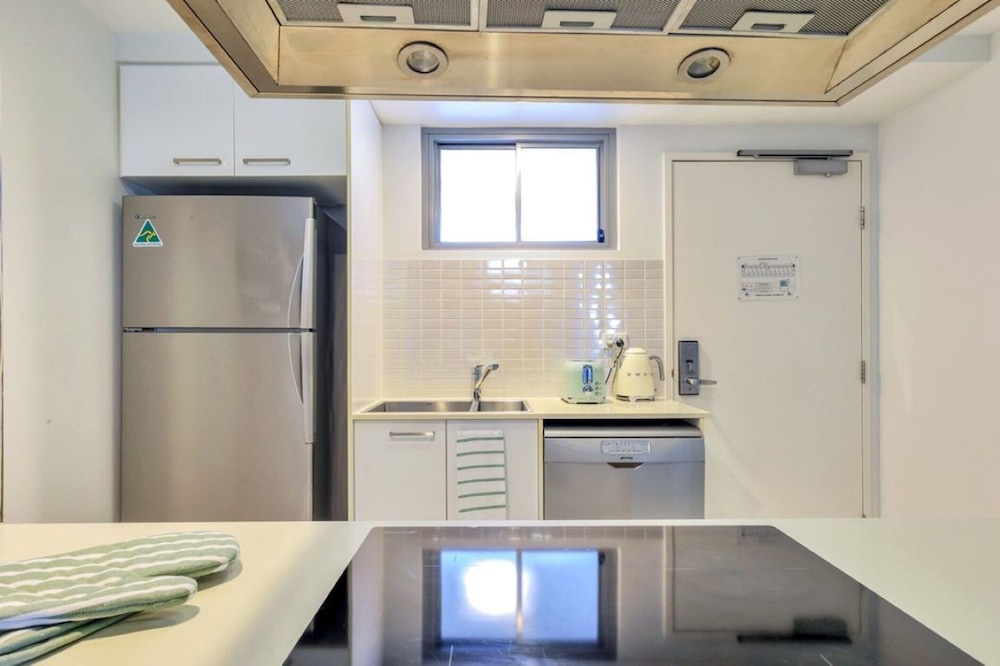 Stylish 1-bed Darwin City Stay With Balcony Views
