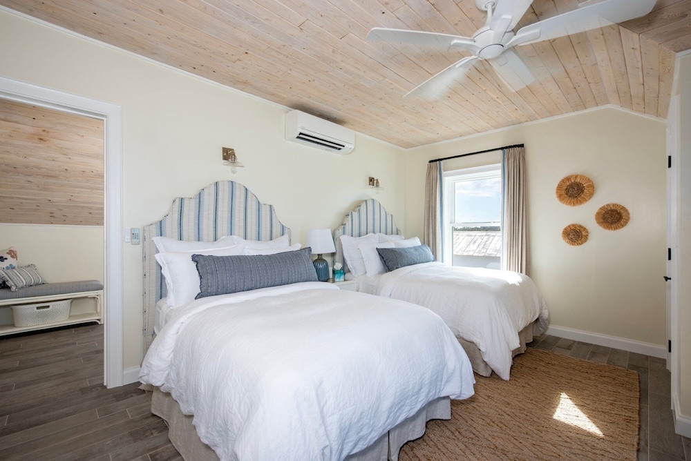 Cricket Beach House-luxurious Beachfront House 5 Bedroom Home