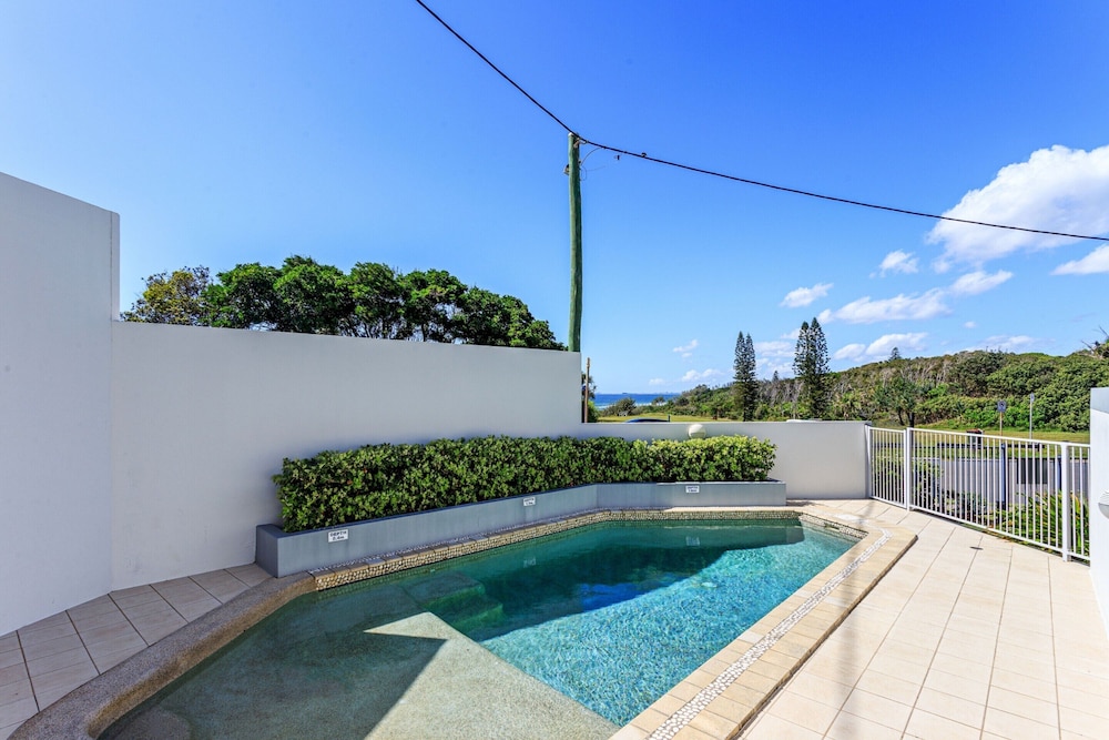 Oceanside Apartment With Views of Yaroomba Beach