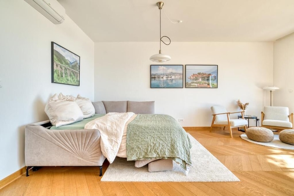 Seaview Hideaway- Premium Apartment