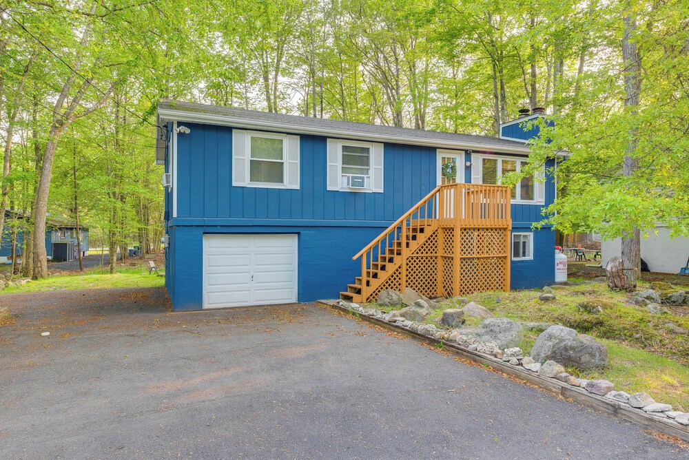 Game Room & Deck: Family Home in Tobyhanna!