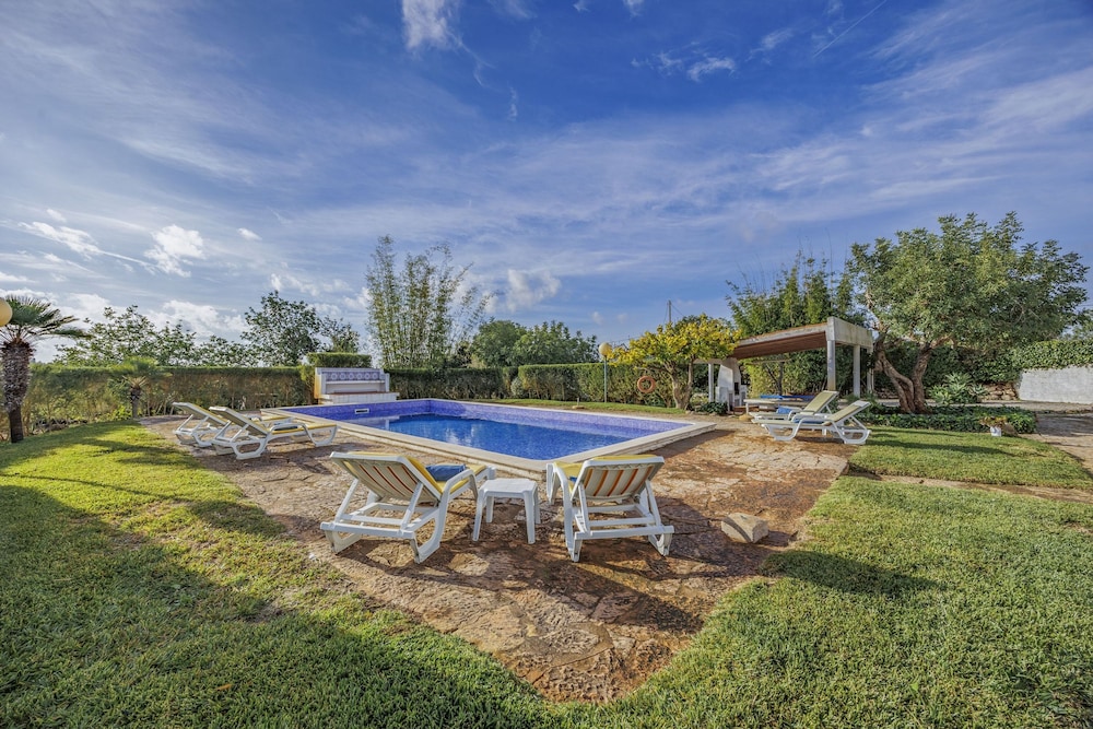 Muxima in Quelfes With 3 Bedrooms and 2 Bathrooms