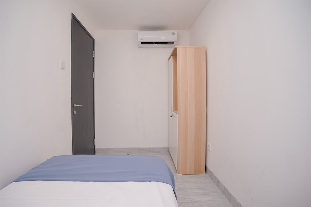 Good and Cozy 2BR at Collins Boulevard Apartment