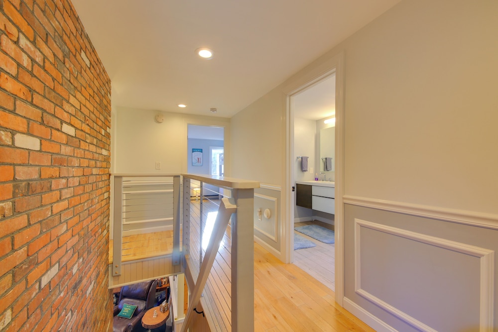 5 Mi to Skiing: Home w/ Hot Tub & Patio!