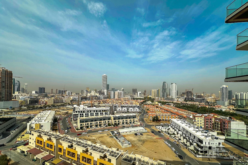 WelHome - Dubai Delight: Luxe Living 1BR at Binghatti Luna