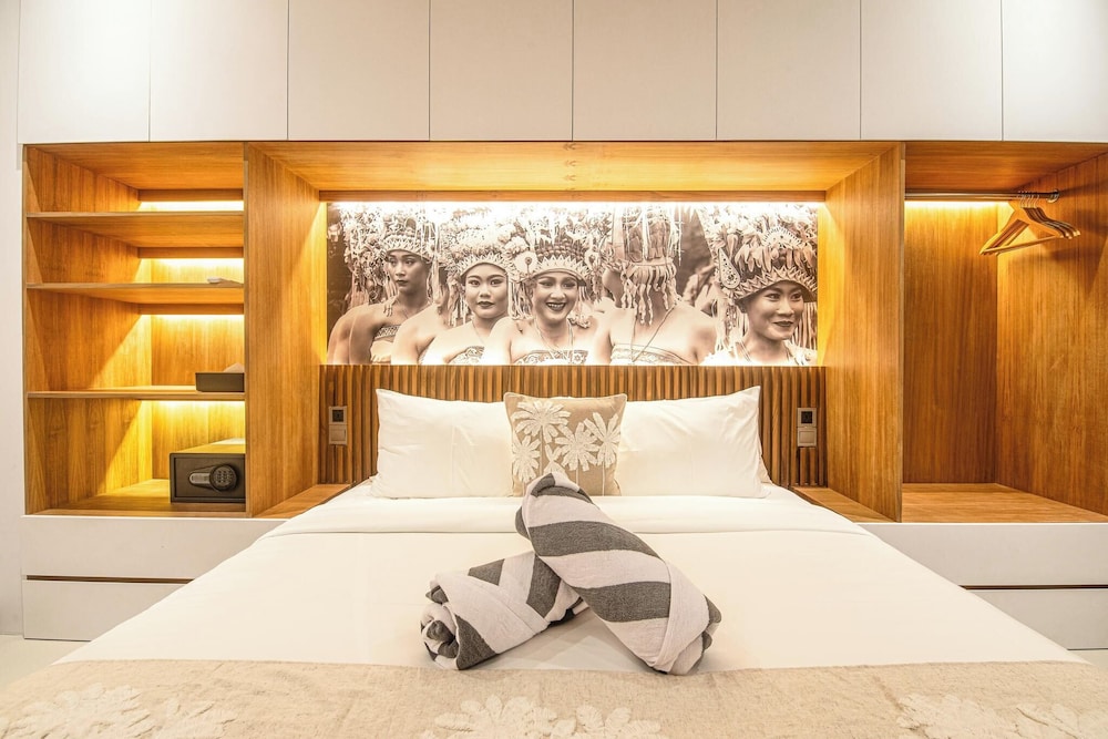 Luxury 5BR Retreat, 400m From Café Del Mar Shore