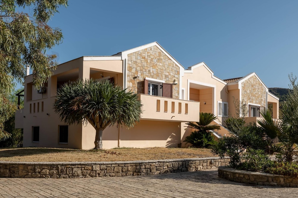 Leone Luxury Villa Giota