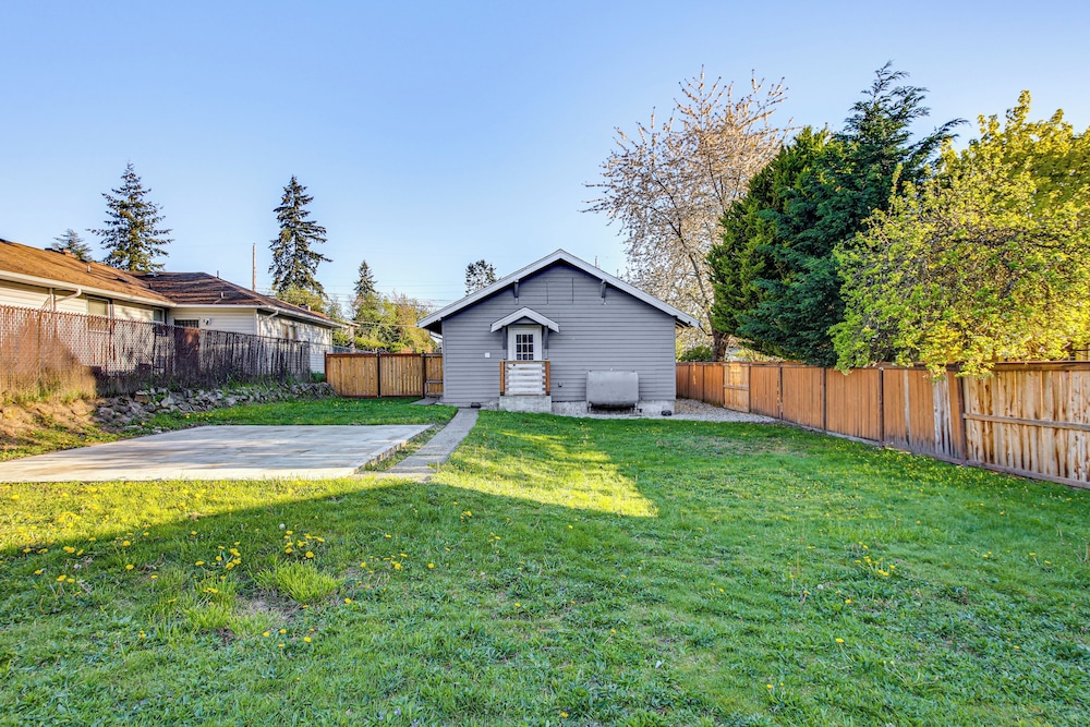4 Mi to Several Museums: Quaint Tacoma Home