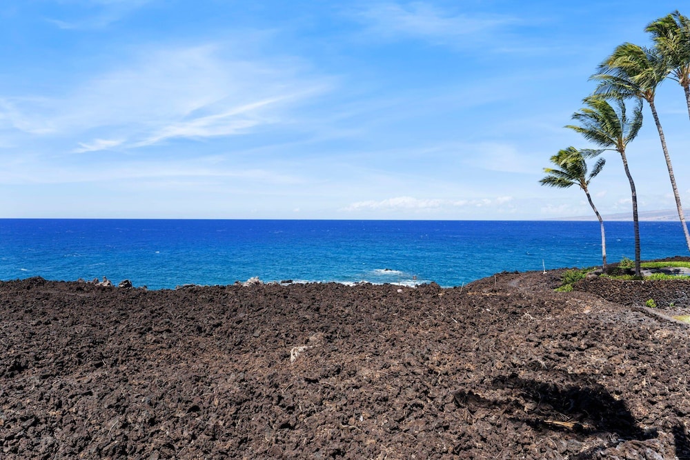 Direct Ocean Front - AC - Concierge Included - Ocean Viewing Lanai & Near Shops! -vrkcv
