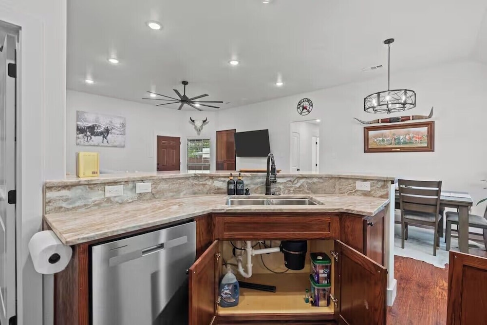 7 min to Stockyards- Cozy & Stylish Home