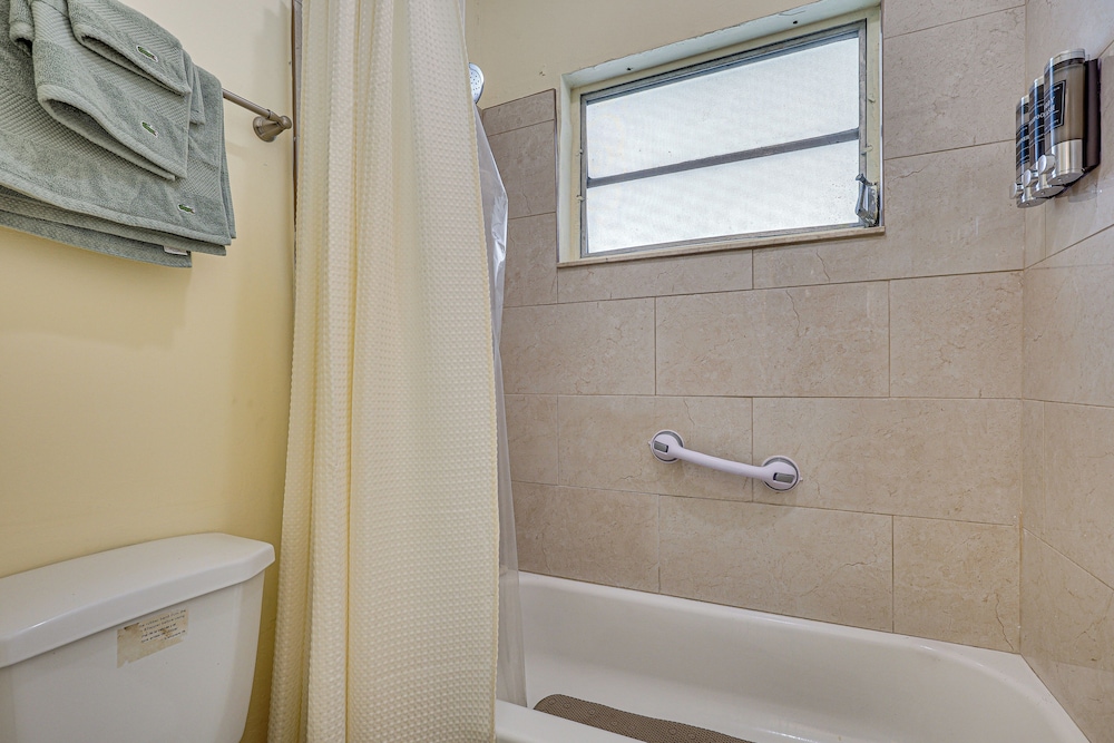 11 Mi to South Beach: Home w/ Screened Porch!