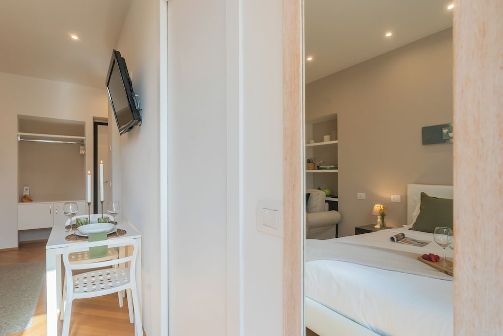 MT Studio by Rent All Como by Rent all Como