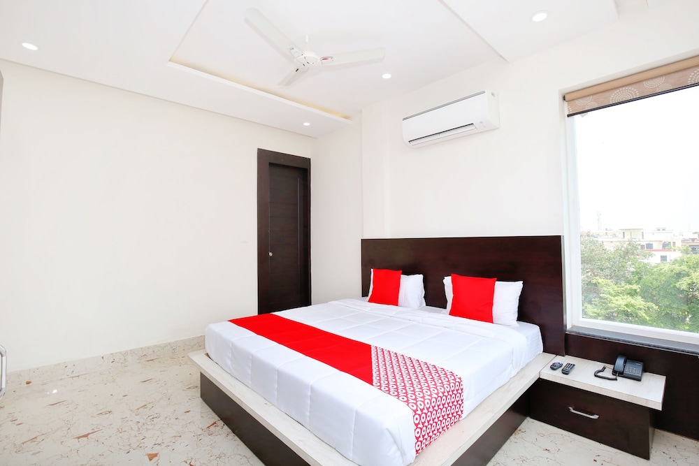 OYO 40417 Hotel Grand Taj