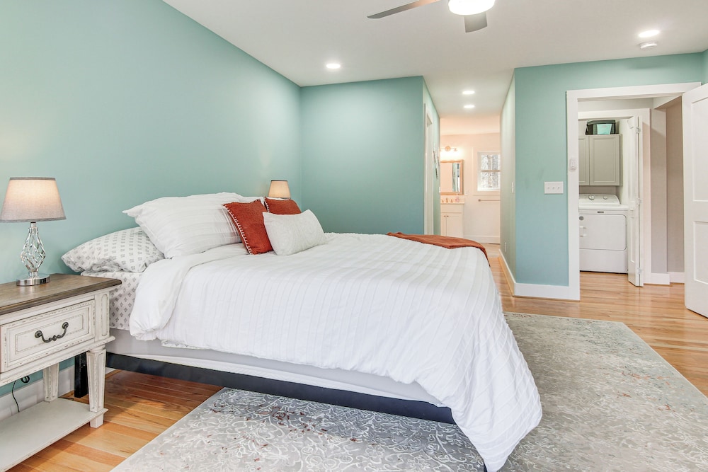 Modern Retreat w/ Mtn Views in Maggie Valley!