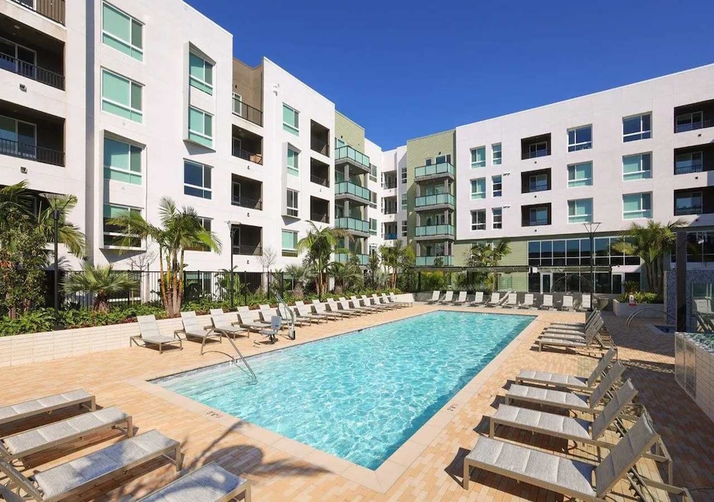 Urban Chic Home 10 Min From Disneyland With Pool GYM