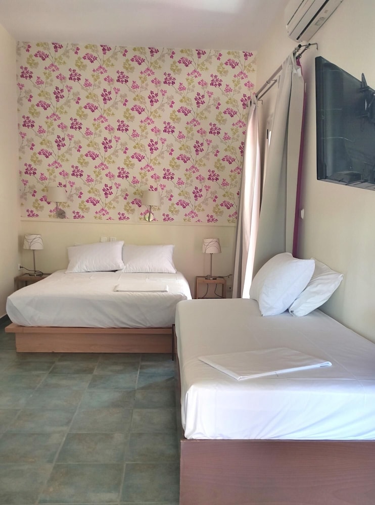 Okeania Seafront Rooms in Kamena Vourla