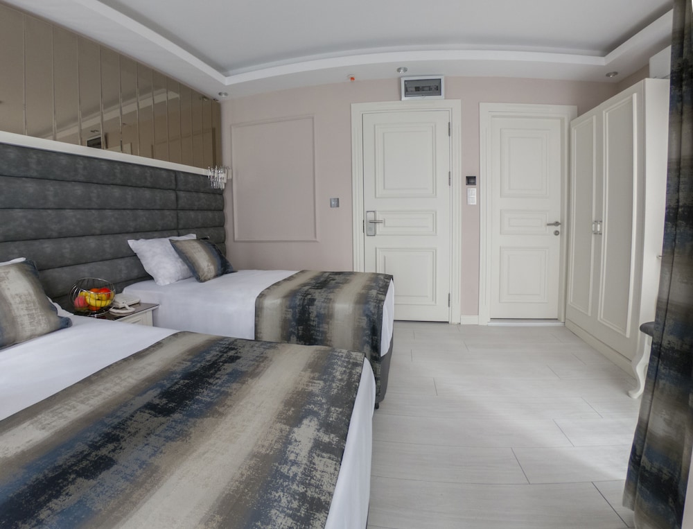 Crowned Otel - Image 12