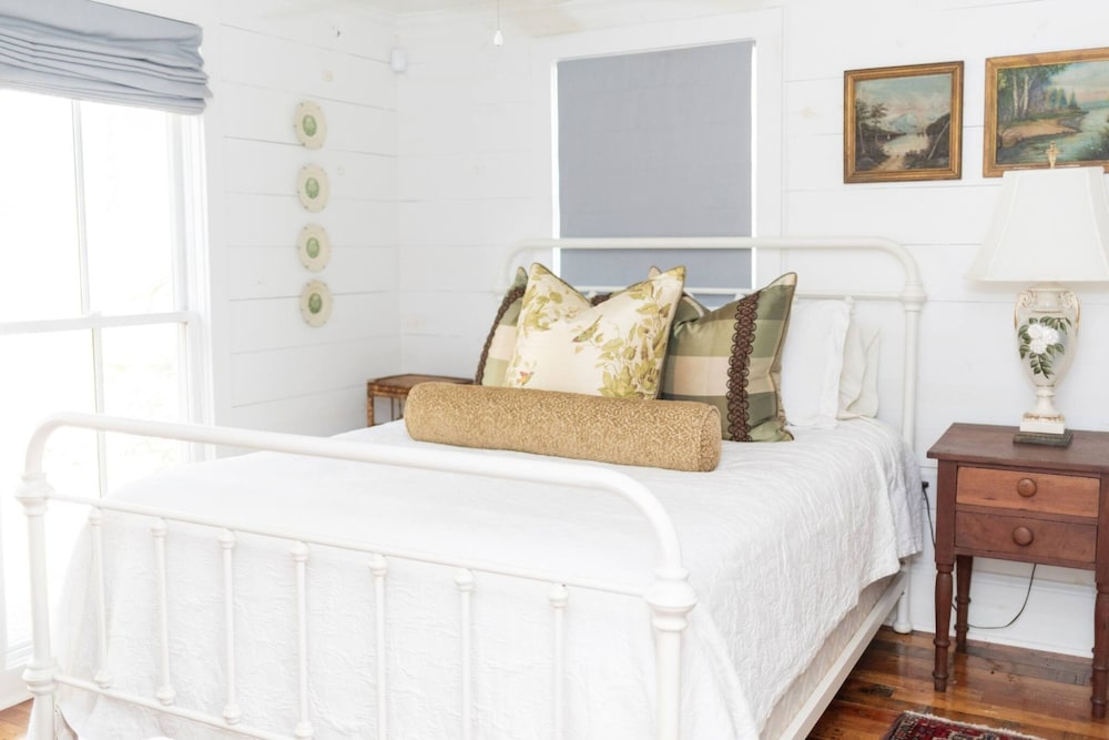 Classic Lakeside Cottage Masters Rental