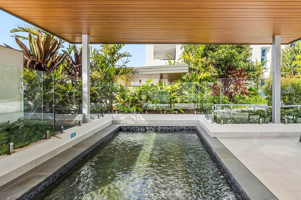 Waterfront 2-bed Oasis - Pool, Steam, Jacuzzi, Gym