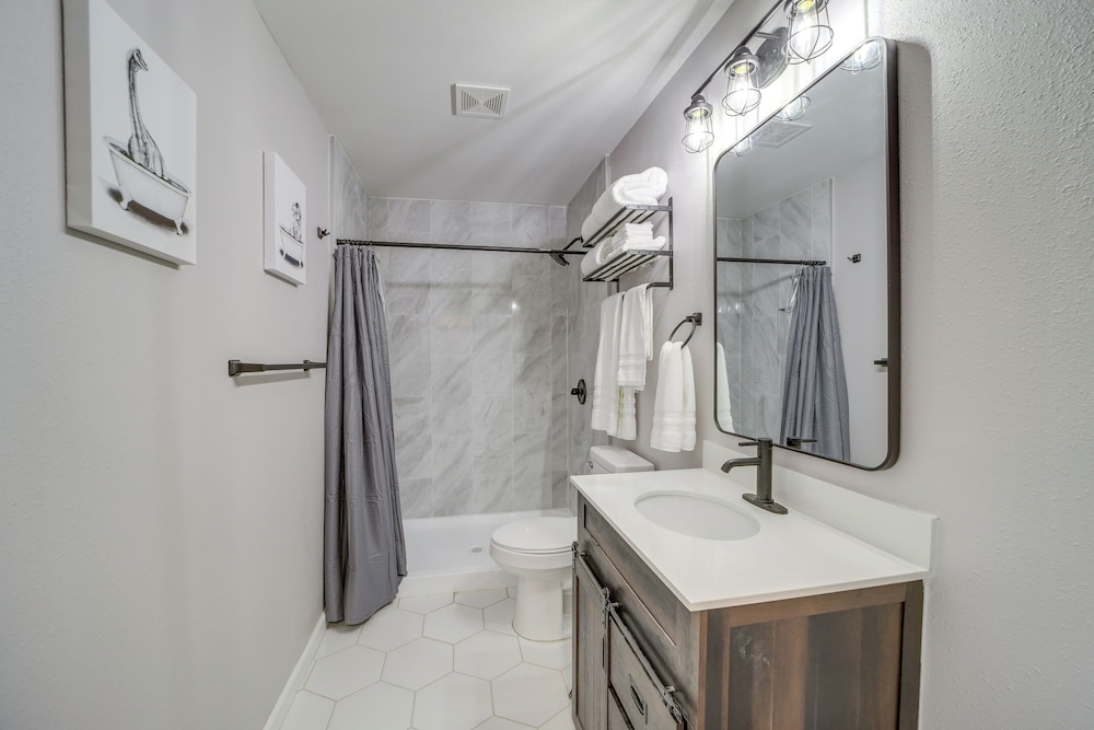 7 Mi to Dtwn Tulsa: Dog-friendly Home w/ Yard