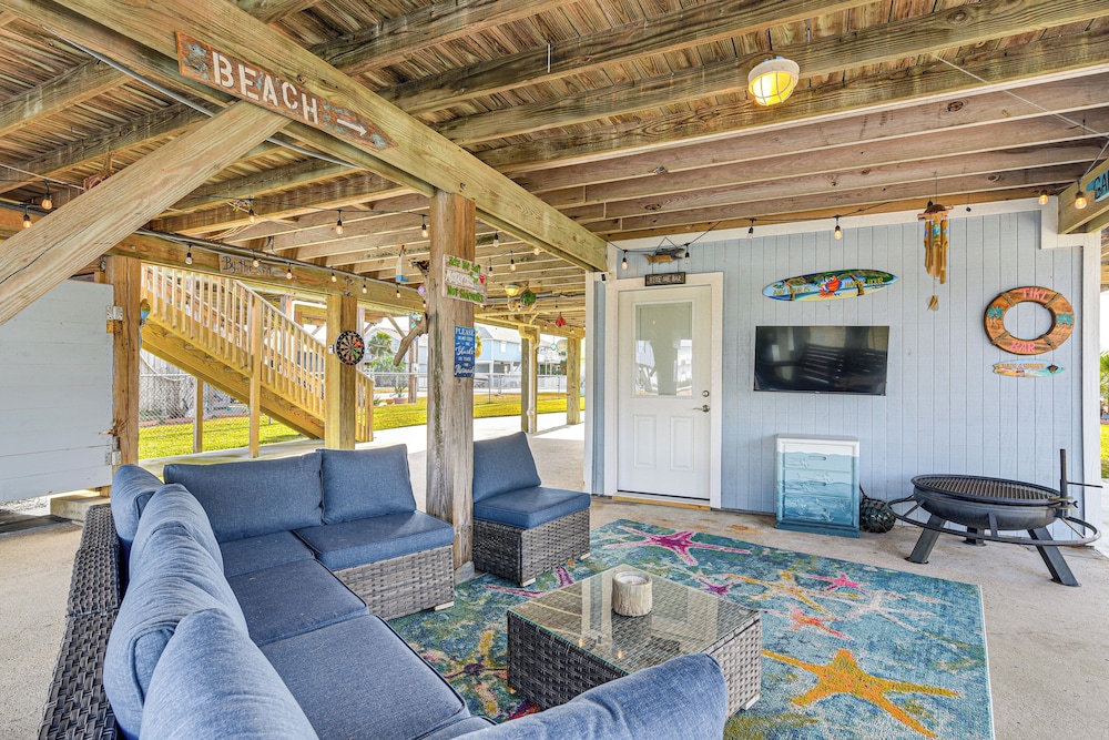 Canal-front Gem in Galveston: Fish, Crab & Unwind
