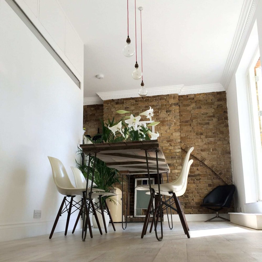 Beautiful Canalside 1-bedroom Flat With Terrace