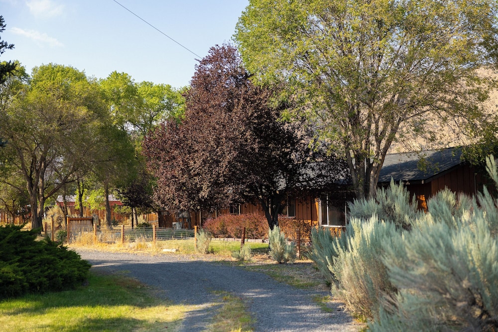 Smith Rock Base Camp Sleeps 6!