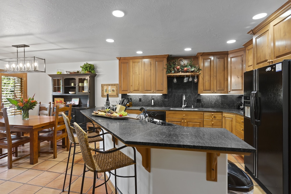 Deer Lake Village at Deer Valley Resort - Four Bedroom Condo with Hot Tub #2478 4 Condo
