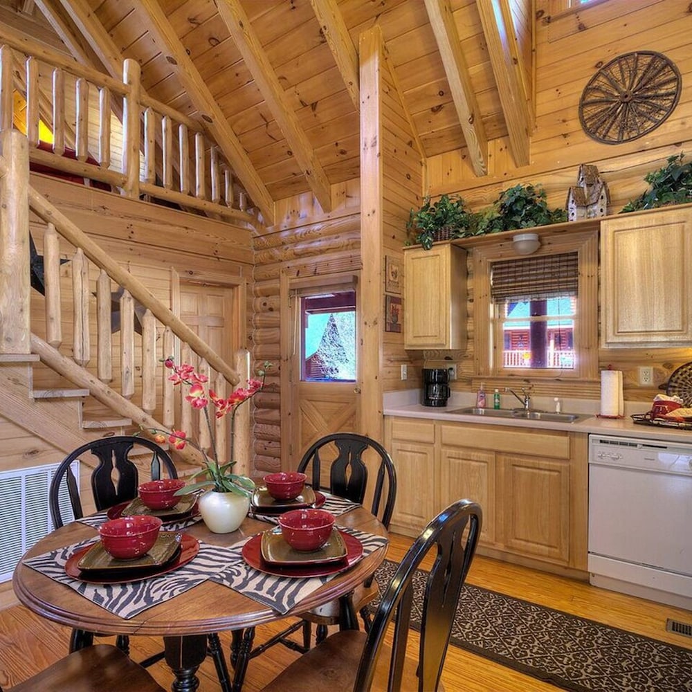 Gorgeous Cabin Hot Tub Fireplace Great Location view 3