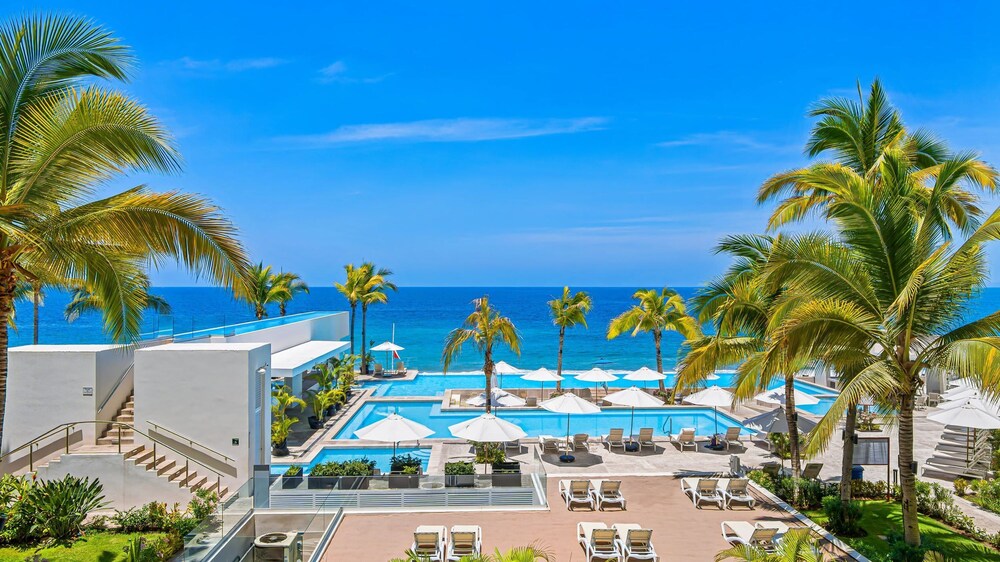 Gorgeous 1BR Condo With Pools Sea Views