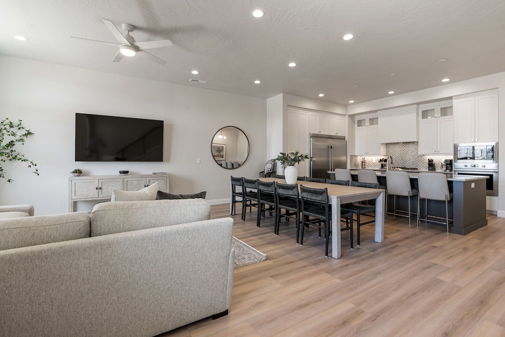 The Crash Pad 5 Bedroom Townhouse