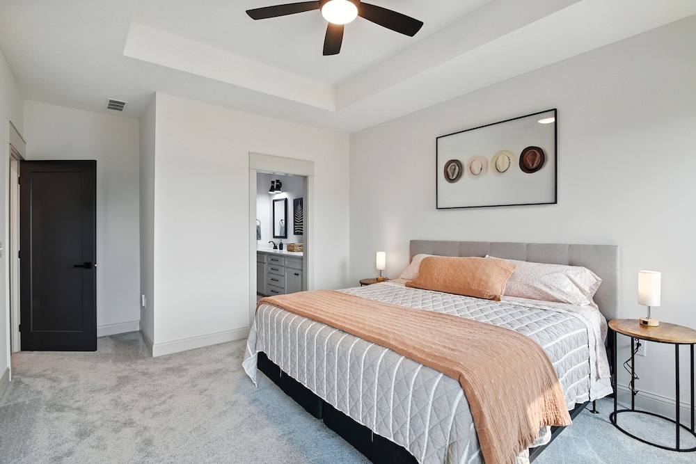 Brand New Cool Comfy Lawrence Retreat 3 Bedroom Duplex
