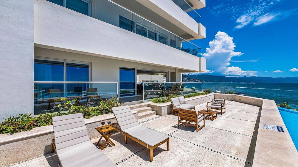 Beachfront Private Pool Theatre Room Views