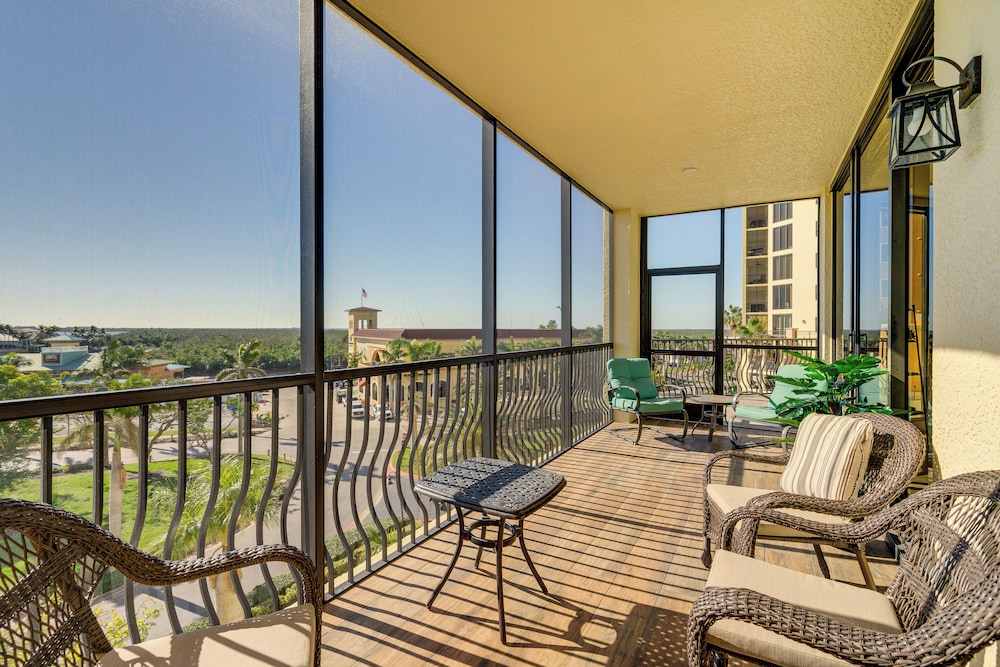Walk to Marina + Restaurants: Cape Coral Escape!
